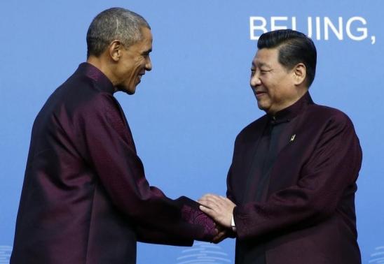 U.S. President Barack Obama (L) shakes hands with China's President Xi Jinping during the APEC Welcome Banquet at Beijing National Aquatics Center, or the Water Cube, in Beijing, November 10, 2014. REUTERS/Kim Kyung-Hoon