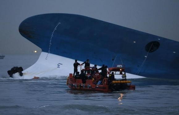 Maritime police search for missing passengers in front of the South Korean ferry "Sewol" which sank at the sea off Jindo April 16, 2014.  REUTERS/Kim Hong-Ji