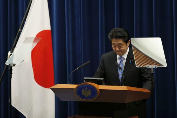Japan's Prime Minister Shinzo Abe attends a news conference at his official residence in Tokyo November 18, 2014. CREDIT: REUTERS/TORU HANAI