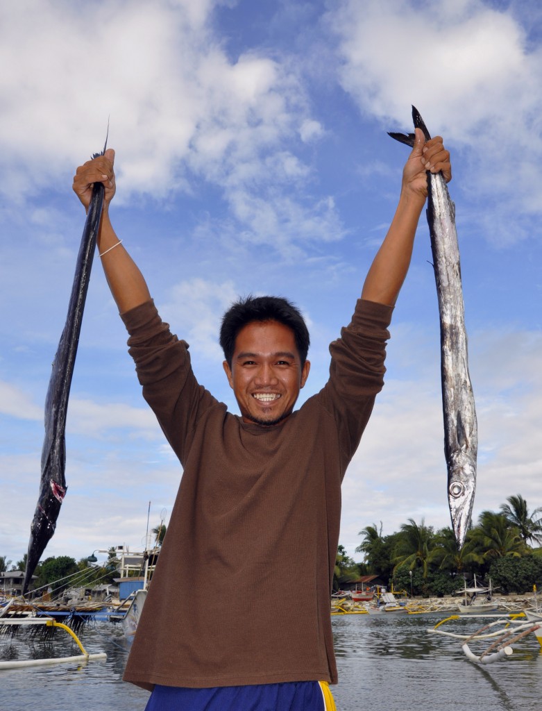 A small-scale fisherman holds up the night’s catch – two Espada or scabbard-fish, in Mindoro. For millions of Filipinos, wild-caught fish are the cheapest source of protein – vital in feeding the Philippines’ growing population. (Gregg Yan / WWF)