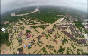 More than 100,000 people in five northern states of Malaysia are moved from their homes after the country's worst monsoon floods in decades. (Photo grabbed from Reuters video/Courtesy Reuters)
