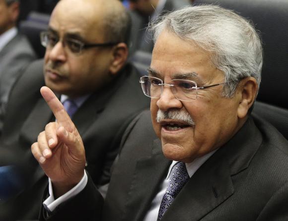 Saudi Arabia's Oil Minister Ali al-Naimi talks to journalists before a meeting of OPEC oil ministers at OPEC's headquarters in Vienna November 27, 2014.  REUTERS/Heinz-Peter Bader