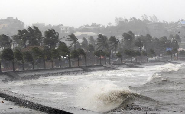 Strong winds and waves brought by Typhoon Hagupit pound the seawall in Legazpi City, Albay province southern Luzon December 7, 2014. CREDIT: REUTERS/STRINGER