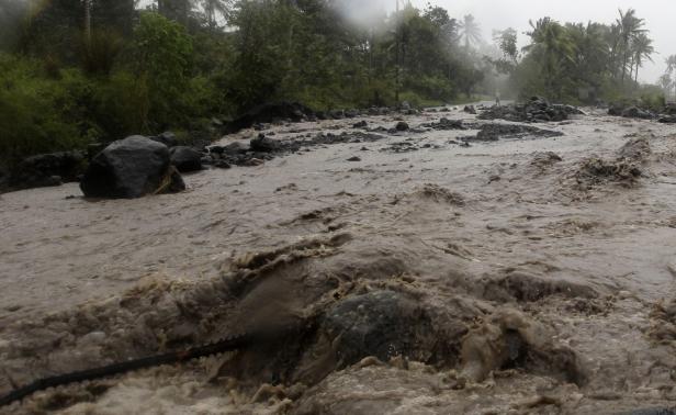 Volcanic rocks are washed onto a main road during a flash flood brought by Typhoon Hagupit in Guinobatan, Albay province southern Luzon December 7, 2014.  CREDIT: REUTERS/STRINGER