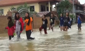 Thai weather department warns residents living in the southern provinces to brace for more floods as constant rain from the monsoon is expected until after the new year. (Photo grabbed from Reuters video)