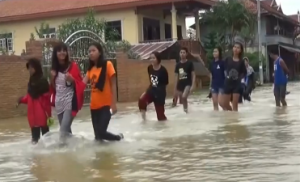 Thai weather department warns residents living in the southern provinces to brace for more floods as constant rain from the monsoon is expected until after the new year.  (Photo grabbed from Reuters video)
