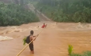 Thai residents in the southern provinces experience severe flooding. (photo grabbed from Reuters video)