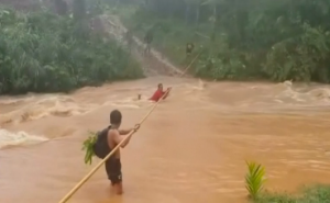 Thai residents in the southern provinces experience severe flooding.  (photo grabbed from Reuters video)