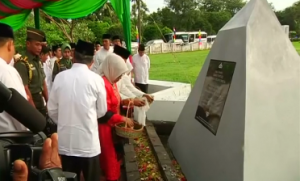 Indonesian officials pay respects to victims killed in the Indian Ocean tsunami as the region commemorates the 10th anniversary of the disaster. (Photo grabbed from Reuters video)