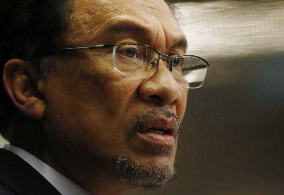 Malaysia's opposition leader Anwar Ibrahim speaks to the media ahead of the verdict in his final appeal against a conviction for sodomy in Kuala Lumpur February 4, 2015. REUTERS/Olivia Harris