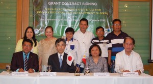 Group photo of guest speakers with the signatories.