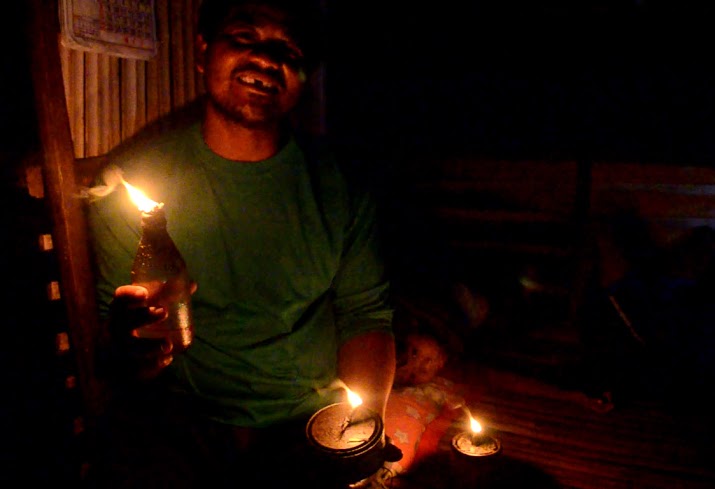 Like Joys Dominguez, about 300 families from the island community of Beton in Northern Palawan lack regular access to electricity, relying instead on flammable and expensive kerosene lamps to illuminate their homes. (Gregg Yan / WWF) 