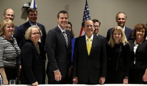 (Chicago, USA) President Benigno S. Aquino III huddles with the officials of the US Chamber of Commerce and the US ASEAN Business Council for a snap shot during the business meeting at the TransUnion Headquarters in Chicago for his working visit in the USA. (Photo by Ryan Lim / Malacañang Photo Bureau)