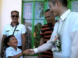 Student shows appreciation to the assistance provided by the people of Japan
