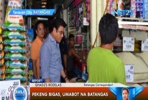 Tanauan City, Batangas mayor Antonio Halili inspects rice in public markets in the city following complaints about fake rice reported by at least one resident. (Eagle News Service)     