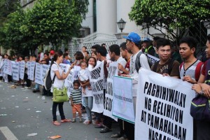 Iglesia Ni Cristo members continue to rally in front of the Department of Justice (DOJ).  Justice Secretary Leila de Lima did not go to work on Friday at the DOJ because of the ongoing rally.