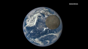 Deep_space_satellite_captures_dark_side_of_moon_001