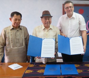 (from right) Czech Ambassador Jaroslav Olša, jr. (right) and Komisyon sa Wikang Filipino Chairman Virgilio S. Almario (center), displaying the signed Memorandum of Understanding between the Czech Republic and the Philippines, with Chairman Felipe de Leon (left) of the National Commission on the Culture and the Arts as one of the witnesses.