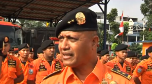 Heronimus Guru, the deputy operational officer of National Search and Rescue Agency tells reporters of the pkane's location.  Indonesia's search and rescue agency says the crashed aircraft has been detected in the mountainous area in remote Papua province as search for the flight that went missing with 54 people continues.  (photo grabbed from Reuters video)