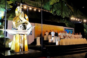 APEC Finance Ministers unveiled a marker to commemorate the Cebu Action Plan. The marker is a 4-meter tall sculpture of pounded brass on four black granite pedestals representing the CAP pillars. The work of Toym Imao, the sculpture celebrates the region’s shared commitment towards a more sustainable financial future.  (Photo courtesy Department of Finance)