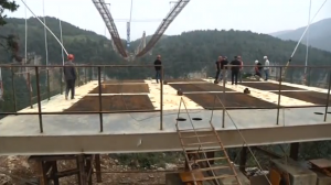 China_constructs_world's_longest_and_highest_glass_bridge_001