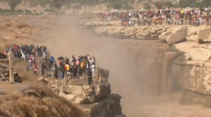 The scenic Hukou Waterfall, the largest waterfall on China’s Yellow River, is expected to receive a record number of 140,000 tourists in the following three days of the week-long National Day holiday. (Photo courtesy of CCTV)