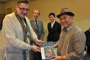 During the launching, Ambassador Olsa also handed to Chairman Almario a copy of the recent special edition of PLAV, a Czech monthly, where a selection of Filipino masterpieces were translated to Czech. This was witnessed by Spanish Ambassador Luiz Calvo and Singaporean Ambassador Kok Li Peng.
