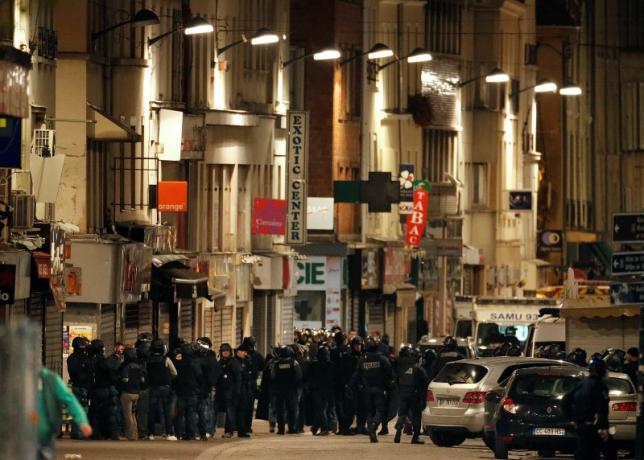 French special police forces secure the area as shots are exchanged in Saint-Denis, France, near Paris, November 18, 2015 during an operation to catch fugitives from Friday night's deadly attacks in the French capital.  REUTERS/Christian Hartmann -