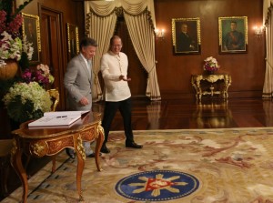 President Benigno S. Aquino III guides Republic of Colombia President Juan Manuel Santos to the President’s Hall of the Malacañan Palace on Tuesday (November 17), during the courtesy call at the sidelines of the APEC Economic Leaders’ Meeting. (Photo by LauroMontellano, Jr. / Malacañang Photo Bureau)