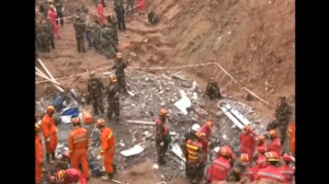 One_man_pulled_out_alive_67_hours_after_massive_Shenzhen_landslide_001