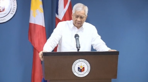 Philippine Foreign Secretary Albert Del Rosario meets with British foreign minister Philip Hammond and says China's test flight on a disputed island is a cause of concern. (Photo captured from Reuters video)