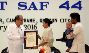 President Aquino confers the Medal of Valor to SAF Inspector Gednat Tabdi, one of the slain soldier in the Mamasapano Massacre, received by his wife Leah at the Camp Crame Monday (January 25). Tabdi was the team leader of Team 1 of the Main Effort 1 and 84th Special Action Company that carried out Oplan Exodus. He also served as the navigator and point man of the troops. (Photo by Joseph Vidal / Malacanang Photo Bureau)