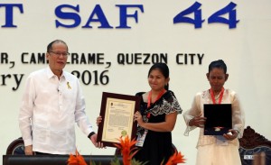 President Aquino confers the Medal of Valor to PO2 Romeo Cempron, one of the slain SAF soldier in the Mamasapano Massacre, received by his wife Cristin Cempron at Camp Crame Monday (January 25). (Photo by Joseph Vidal / Malacanang Photo Bureau)