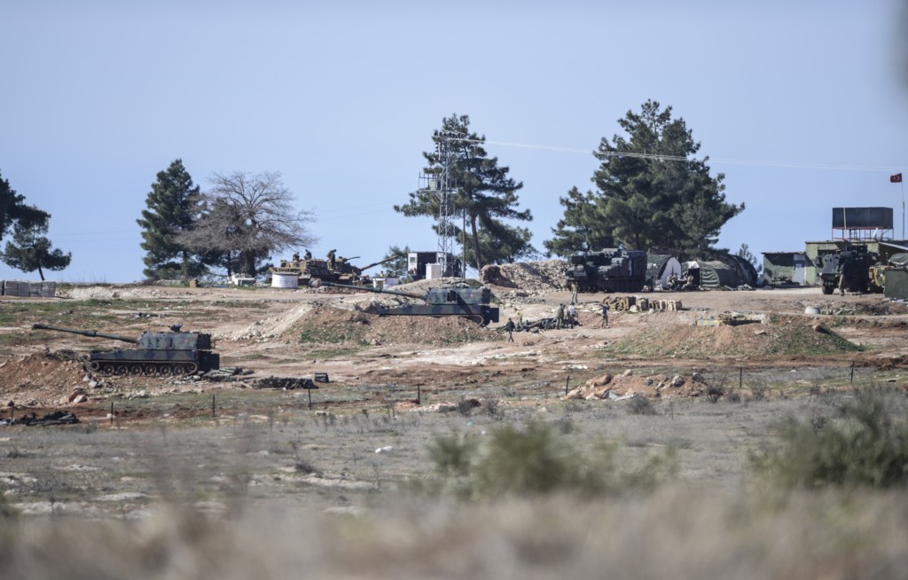 A Turkish army position is seen near the Oncupinar crossing gate close to the town of Kilis, south central Turkey, close to the Syria border, on February 16, 2016. Turkey is in favour a ground operation into neighbouring Syria only with its allies, a senior Turkish official told reporters in Istanbul. / AFP / BULENT KILIC