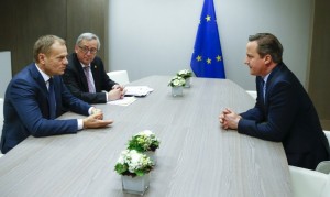 British Prime Minister David Cameron (R) attends a meeting with and European Council President Donald Tusk (L) and European Commission President Jean Claude Juncker (C) during a European Union leaders summit addressing the talks about the so-called Brexit and the migrants crisis in Brussels on February 19, 2016. / AFP / POOL / YVES HERMAN