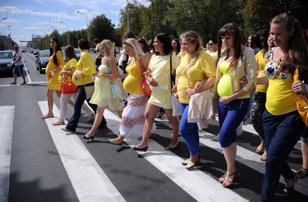 Pregnant women cross a road as they parade in central Minsk on August 30, 2015. AFP PHOTO / SERGEI GAPON / AFP / SERGEI GAPON