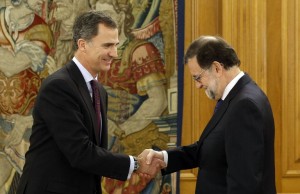 Spain's King Felipe VI (L) shakes hands with Spanish Prime Minister Mariano Rajoy before a meeting at the Zarzuela Palace in Madrid on February 2, 2016. Spain's King Felipe VI began on January 1, 2016 a second session of meetings with party leaders in a bid to break a political impasse over the formation of a new government following an inconclusive election on December 2015. AFP PHOTO/ POOL/ PACO CAMPOS / AFP / POOL / PACO CAMPOS