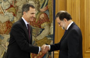 Spain's King Felipe VI (L) shakes hands with Spanish Prime Minister Mariano Rajoy before a meeting at the Zarzuela Palace in Madrid on February 2, 2016. Spain's King Felipe VI began on January 1, 2016 a second session of meetings with party leaders in a bid to break a political impasse over the formation of a new government following an inconclusive election on December 2015.  AFP PHOTO/ POOL/ PACO CAMPOS / AFP / POOL / PACO CAMPOS