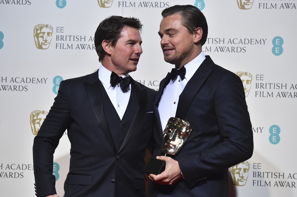 US actor Leonardo DiCaprio (R) poses with the award for a leading actor for his work on the film 'The Revenant' with award presenter US actor Tom Cruise (L) at the BAFTA British Academy Film Awards at the Royal Opera House in London on February 14, 2016. AFP / BEN STANSALL / AFP / BEN STANSALL