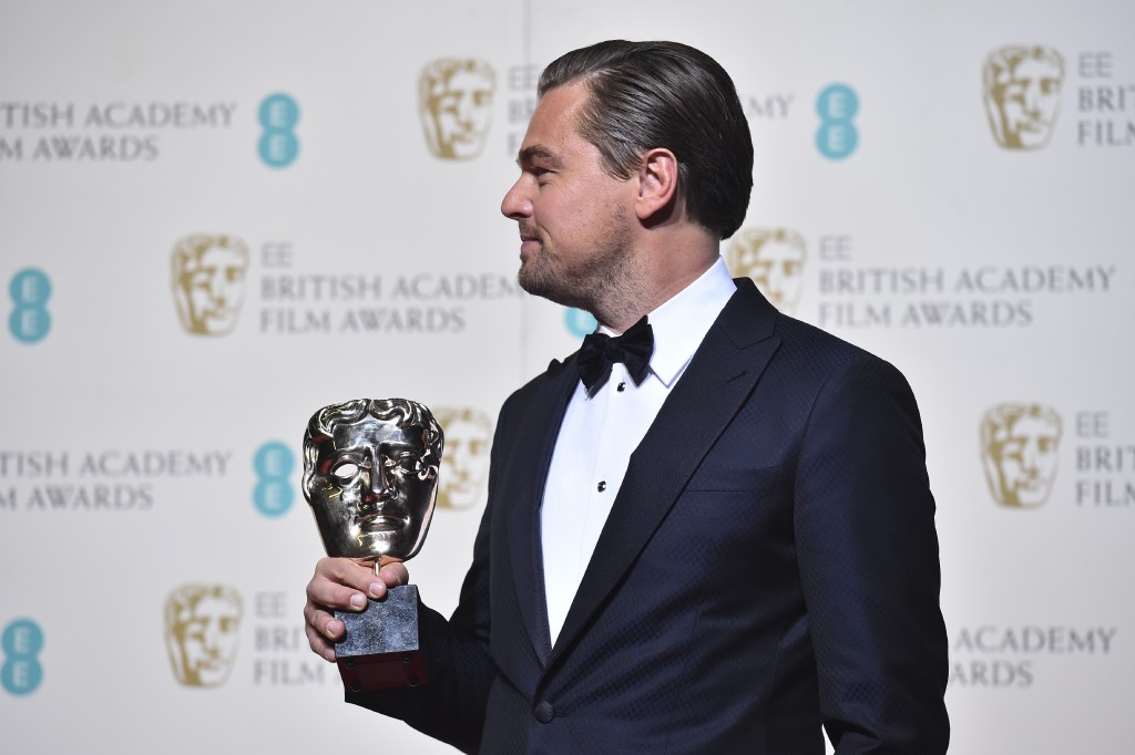US actor Leonardo DiCaprio poses with the award for a leading actor for his work on the film 'The Revenant' at the BAFTA British Academy Film Awards at the Royal Opera House in London on February 14, 2016. AFP / BEN STANSALL / AFP / BEN STANSALL