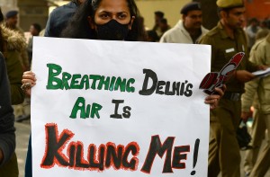 Social activists hold placards during an awareness rally against air pollution under the banner, "Help Delhi Breathe' in New Delhi on January 17, 2016. Dozens of Delhi residents took part in the rally to raise awareness about the harmful impact of Delhi's air and push for solutions. AFP PHOTO / SAJJAD HUSSAIN / AFP / SAJJAD HUSSAIN