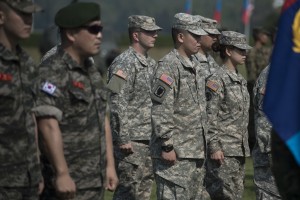 US soldiers (R) and South Korean soldiers (L) attend the opening ceremony of the annual Cobra Gold 2016 military exercises in Sattahip on February 9, 2016. Thailand and the US jointly host Cobra Gold, Asia's largest military exercise, from February 9 to 20. AFP PHOTO / Nicolas ASFOURI / AFP / NICOLAS ASFOURI