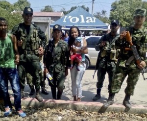 Colombian FARC leftist guerrillas pose for a photo in the village of El Conejo, La Guajira, Colombia, on February 18, 2016, during a public event in which participated FARC commanders Ivan Marquez, Jesus Santrich and Joaquin Gomez participated. The Colombian government of Juan Manuel Santos on Thursday suspended visits by FARC negotiators to Colombia, which was authorized last year as part of the peace process with the guerrillas in Cuba to end half a century of armed conflict.  AFP PHOTO/CORTESIA NOTICIAS RCN  RESTRICTED TO EDITORIAL USE - MANDATORY CREDIT "AFP PHOTO/CORTESIA NOTICIAS RCN" - NO MARKETING NO ADVERTISING CAMPAIGNS - DISTRIBUTED AS A SERVICE TO CLIENTS / AFP / NOTICIAS RCN / HO