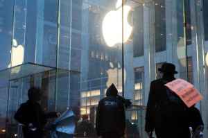 NEW YORK, NY - FEBRUARY 23: A security guard stands outside the Apple store on 5th Avenue on February 23, 2016 in New York City. Protestors gathered to support Apple's decision to resist the FBI's pressure to build a "backdoor" to the iPhone of Syed Rizwan, one of the two San Bernardino shooters.   Bryan Thomas/Getty Images/AFP