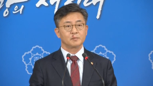 South Korea says that North Korea will be held responsible for any consequences after the North kicked out South Korean workers and froze the assets of companies at the jointly run Kaesong Industrial Complex. (Photo captured from Reuters video)
