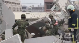 More than 800 soldiers search for Taiwan earthquake survivors trapped beneath a collapsed apartment block. (Courtesy Reuters/Photo grabbed from Reuters video)