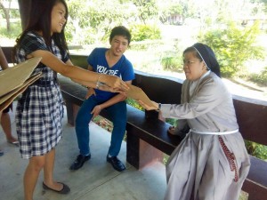 A nun receives a copy of the Pasugo magazine during the Iglesia Ni Cristo's worldwide Pasugo driver. (Eagle News Service)