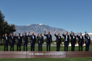 US President Barack Obama and leaders take part in a group photo during a meeting of the Association of Southeast Asian Nations (ASEAN) at the Sunnylands estate on February 16, 2016 in Rancho Mirage, California. / AFP / MANDEL NGAN