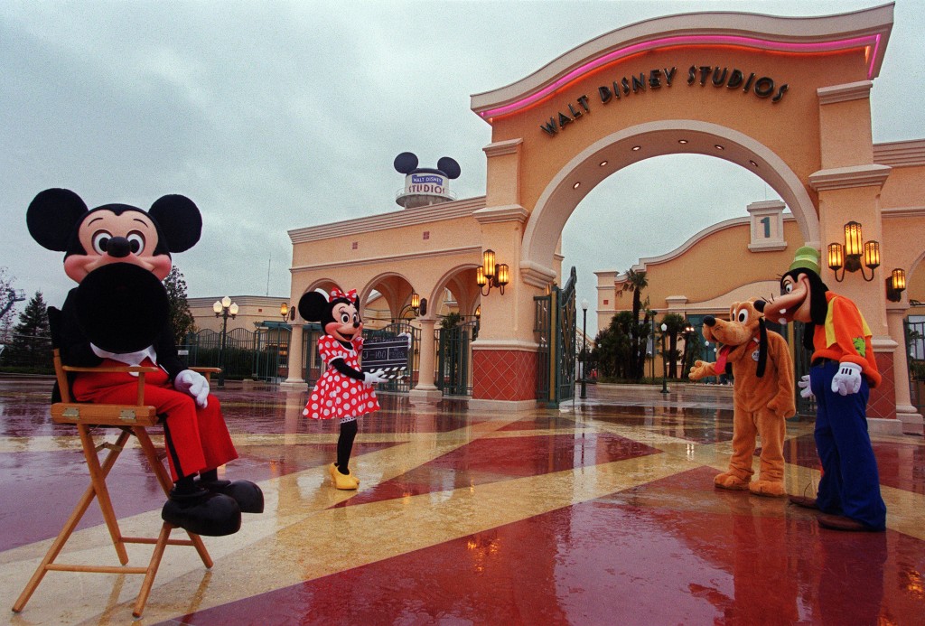 Les personnages de Disney (de G à D), Mickey, Minnie, Pluto et Dingo, posent le 30 Novembre 2001 à Marne La Vallée devant le deuxième parc d'attractions d'Euro Disney, le "Walt Disney Studios" qui ouvrira ses portes début 2002. (FILM) / AFP / MARTIN BUREAU