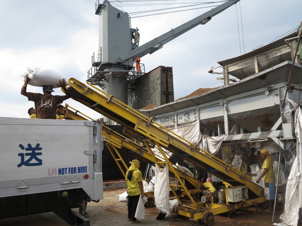 Filipino workers unload palm oil kernels from the North Korean cargo ship Jin Teng, anchored at the former US naval base at Subic port, north of Manila, on March 4, 2016. Philippine authorities said on March 4 they had inspected the North Korean vessel within hours of the United Nations ordering cargo checks as part of tough new sanctions over Pyongyang's nuclear programme. AFP PHOTO / ROBERT GONZAGA / AFP / ROBERT GONZAGA